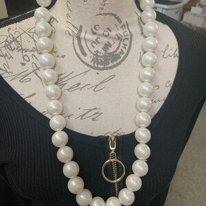 White Chunky Fashion Necklace 15"